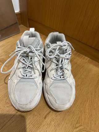 Zapatillas Reebok grises y blancas