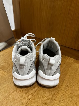 Zapatillas Reebok grises y blancas