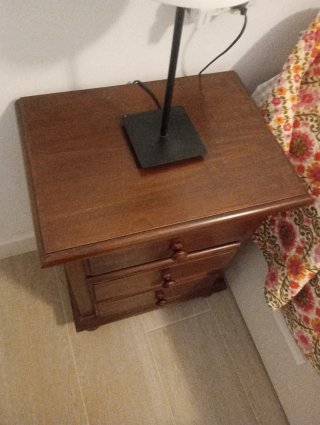 2 mesitas de noche de madera. Las dos por 50€