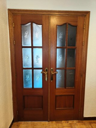 Puertas dobles salón madera sapeli