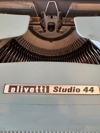 Máquina de escribir Olivetti Studio 44