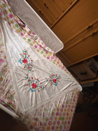Mantón bordado con flecos