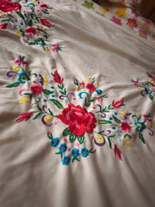 Mantón bordado con flecos