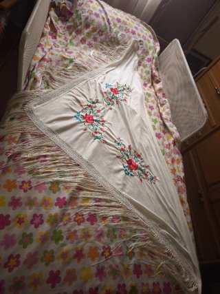 Mantón bordado con flecos