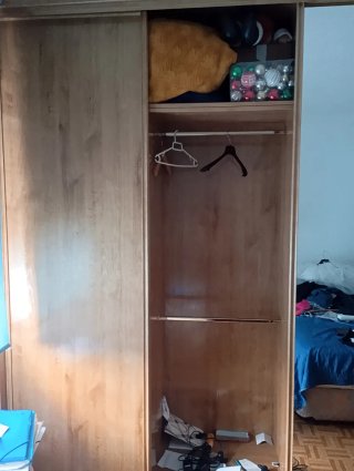Armario empotrado madera masisa y cristal.