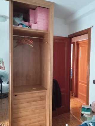 Armario empotrado madera masisa y cristal.