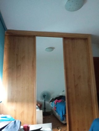 Armario empotrado madera masisa y cristal.