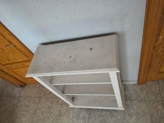 Estantería baja de madera blanca