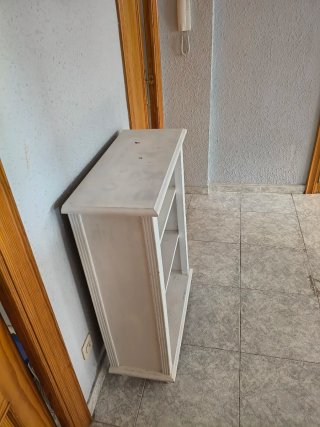 Estantería baja de madera blanca