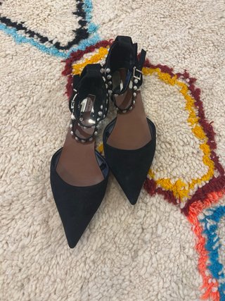 Manoletinas Zara ante con correa de perlas