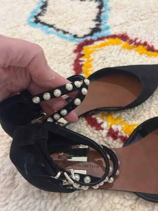 Manoletinas Zara ante con correa de perlas