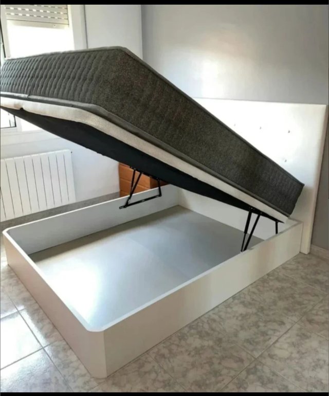 Letto a soppalco bianco con testiera