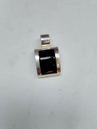 Ciondolo firmato  colore argento e pietra nera