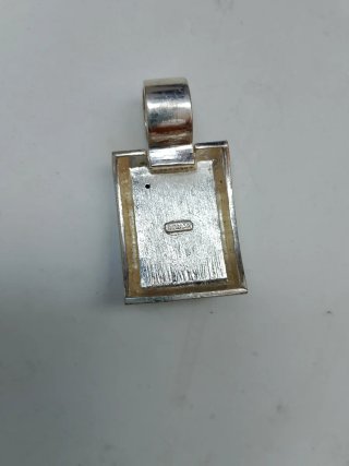 Ciondolo firmato  colore argento e pietra nera