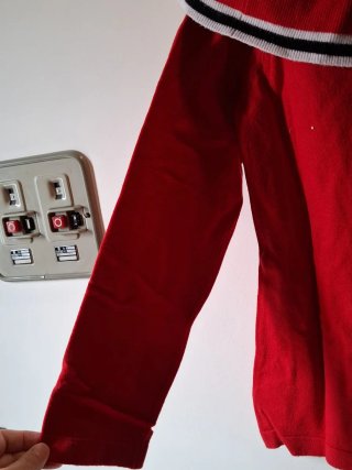 Maglione rosso con volant