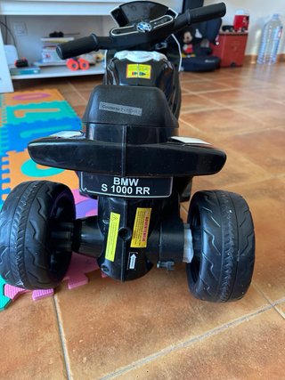 Moto de niño blanca y negra BMW