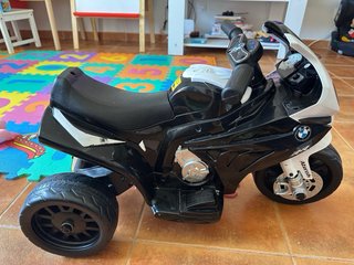 Moto de niño blanca y negra BMW