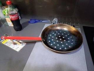 Sartén para asar castañas con mango rojo
