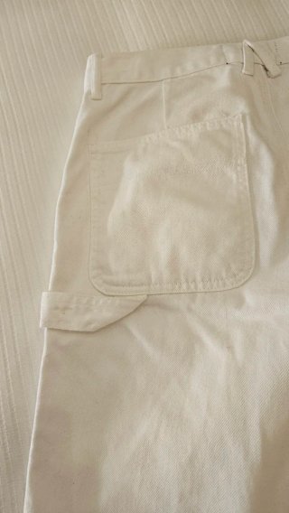 Pantalón blanco.