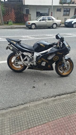 Yamaha YZF R6 Negra y Dorada
