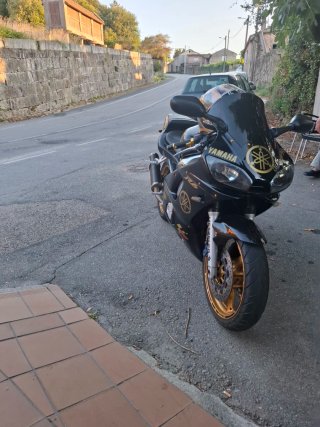 Yamaha YZF R6 Negra y Dorada
