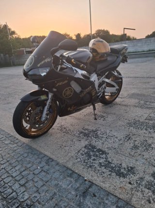 Yamaha YZF R6 Negra y Dorada