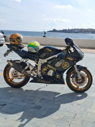 Yamaha YZF R6 Negra y Dorada