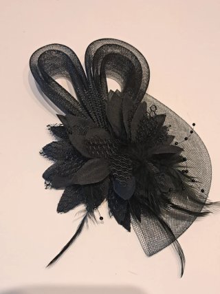 Tocado negro con flor y plumas