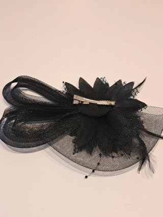 Tocado negro con flor y plumas