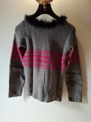 Maglione grigio e fucsia con pelliccia