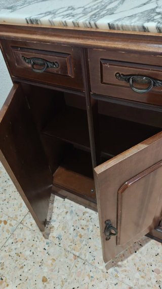 Mueble de madera con encimera  de mármol