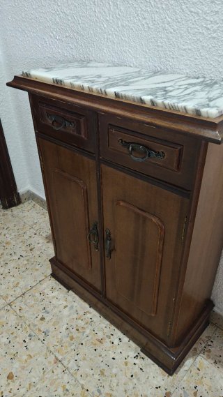 Mueble de madera con encimera  de mármol