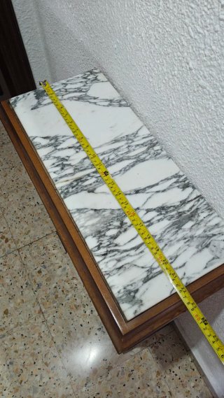 Mueble de madera con encimera  de mármol