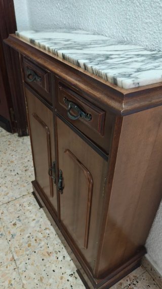 Mueble de madera con encimera  de mármol