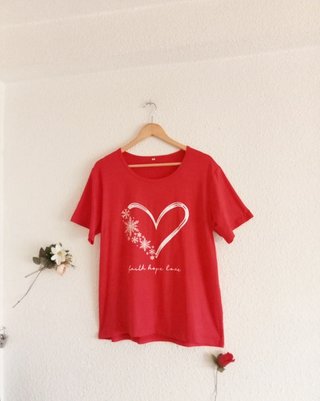 Camiseta Roja con Corazones TXL