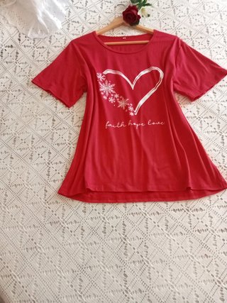 Camiseta Roja con Corazones TXL