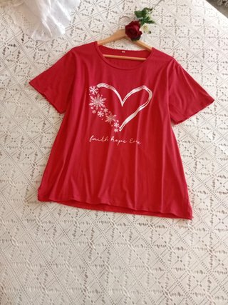 Camiseta Roja con Corazones TXL