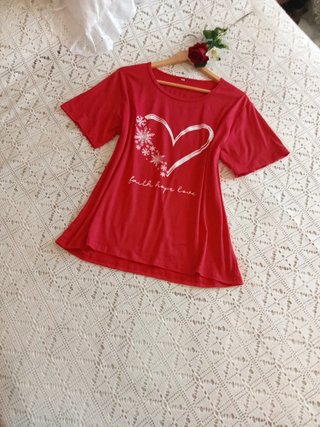 Camiseta Roja con Corazones TXL