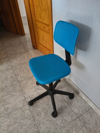 Silla de escritorio azul con ruedas