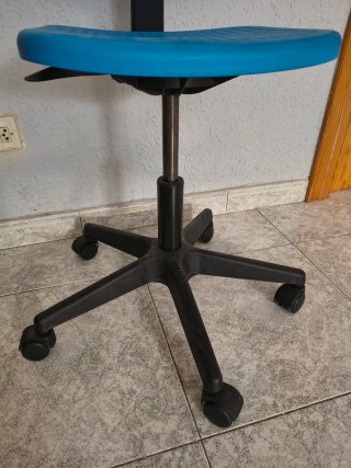 Silla de escritorio azul con ruedas