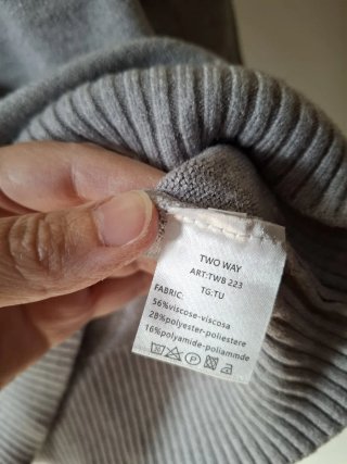 Maglione grigio collo alto