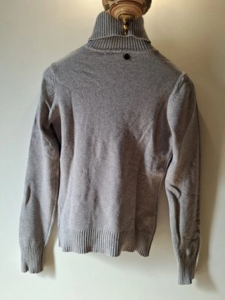 Maglione grigio collo alto