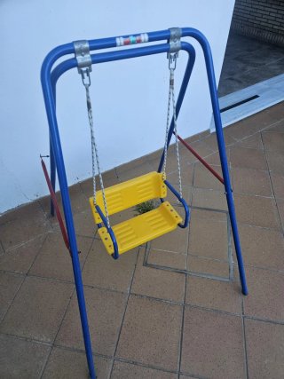 Columpio infantil azul y amarillo