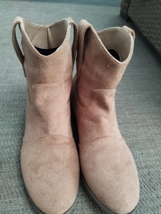 Sandalias y botines negros y beige