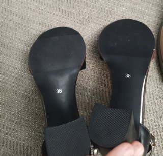 Sandalias y botines negros y beige