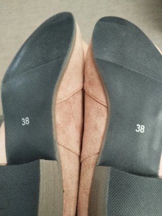 Sandalias y botines negros y beige