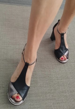 Sandalias y botines negros y beige