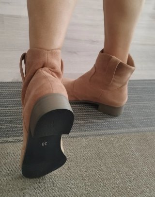 Sandalias y botines negros y beige