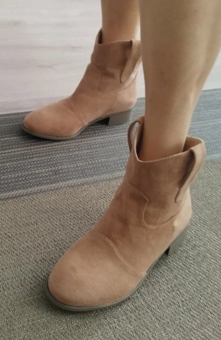 Sandalias y botines negros y beige