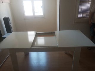 Mesa de comedor blanca de madera